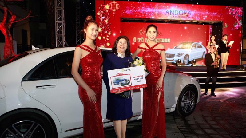 Giải thưởng giá trị nhất, được nhiều người mong đợi nhất - một chiếc ôtô Mercedes S400 đã được trao cho cư dân Nguyễn Thị Lan (Thanh Xuân, Hà Nội).