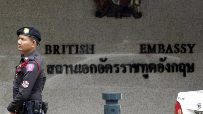 Một người lính gác làm việc bên ngoài trụ sở đại sứ quán Anh tại Bangkok, Thái Lan - Ảnh: Getty/BBC.