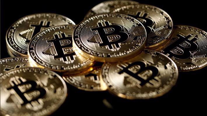 So với mức kỷ lục gần 20.000 USD thiết lập vào tháng 12, giá Bitcoin hiện đã giảm khoảng 2/3 - Ảnh: Reuters.