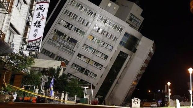 Nhiều tòa nhà cao tầng đã bị hư hại trong trận động đất ngày 6/2 ở Đài Loan - Ảnh: EPA/BBC.