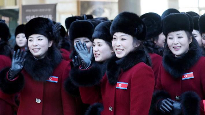 Các nữ văn công Triều Tiên tới Hàn Quốc để biểu diễn ở Thế vận hội mùa đông Pyeongchang - Ảnh: Reuters.