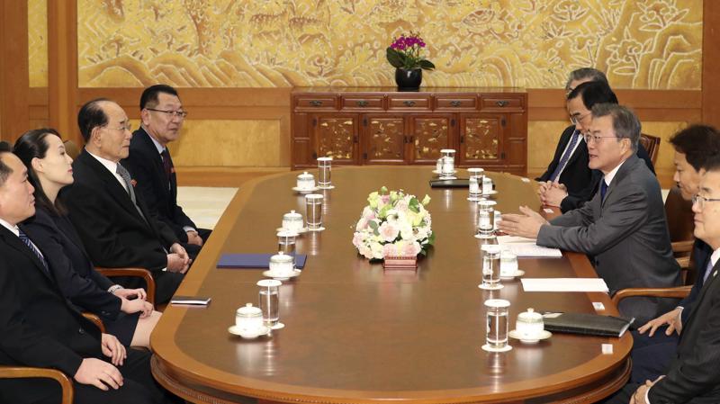 Bà Kim Yo Jong (thứ hai từ trái qua) và Tổng thống Moon Jae-in (thứ ba từ phải qua) trong cuộc gặp tại dinh Tổng thống Hàn Quốc ở Seoul ngày 10/2 - Ảnh: Yonhap/AP.