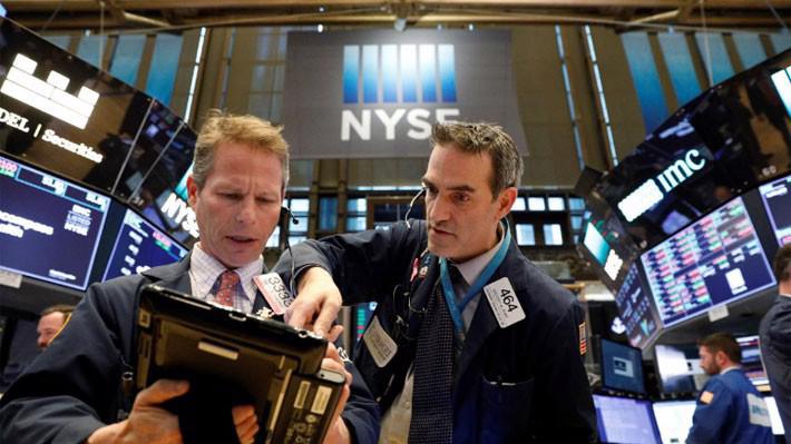 Các nhà giao dịch làm việc tại Sở giao dịch chứng khoán New York (NYSE) hôm 6/2 - Ảnh: Reuters.