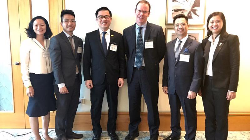 Chủ tịch tập đoàn An Phát, ông Phạm Ánh Dương cùng các thành viên, ban tổ chức, và ông R. Harvey Công ty Quản lý Quỹ Mathews Asia.