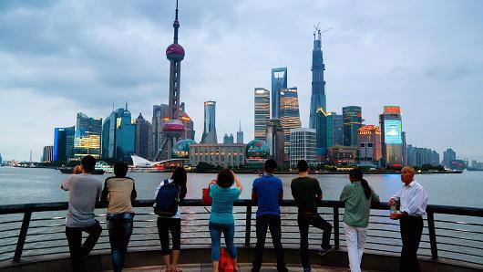 Du khách ngắm cảnh ở thành phố Thượng Hải của Trung Quốc - Ảnh: Getty/CNBC.
