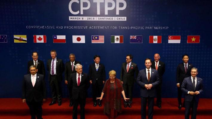 Đại diện các nước CPTPP trong lễ ký thỏa thuận ở Santiago, Chile, ngày 8/3 - Ảnh: Reuters.