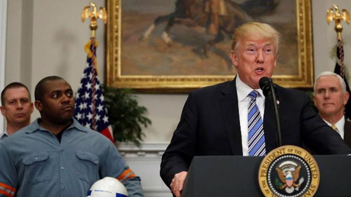 Tổng thống Mỹ Donald Trump tại lễ ký lệnh đánh thuế thép và nhôm ngày 8/3 tại Nhà Trắng - Ảnh: Reuters.