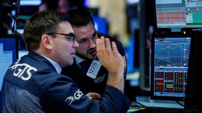 Các nhà giao dịch làm việc tại thị trường chứng khoán Phố Wall - Ảnh: Reuters.