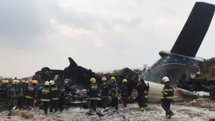 Hiện trường vụ rơi máy bay chở khách của Bangladesh ở sân bay Kathmandu, Nepal, ngày 12/3 - Ảnh: Reuters.