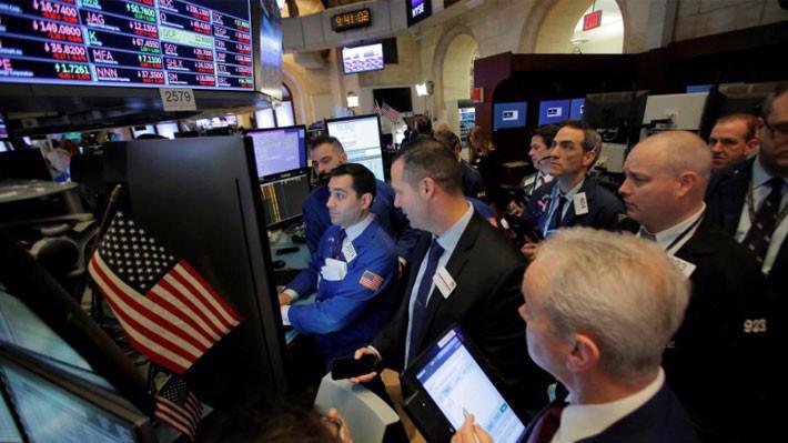 Các nhà giao dịch chứng khoán trên sàn NYSE ở New York, Mỹ - Ảnh: Reuters.