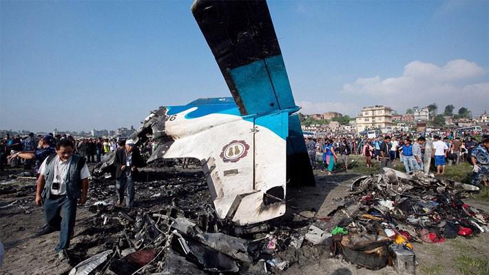 Hiện trường vụ rơi máy bay chở khách Bangladesh ở Nepal hôm 12/3 - Ảnh: EPA.