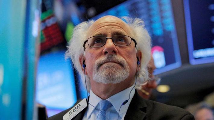 Một nhà giao dịch chứng khoán trên sàn NYSE ở New York, Mỹ ngày 14/3 - Ảnh: Reuters.