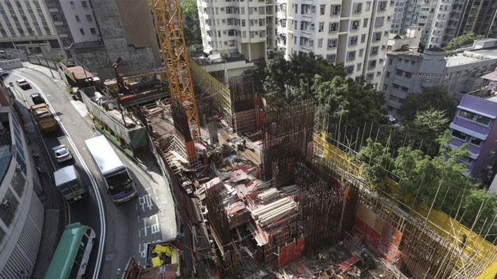 Một dự án nhà đang xây dựng ở Hồng Kông ngày 20/3 - Ảnh: SCMP.