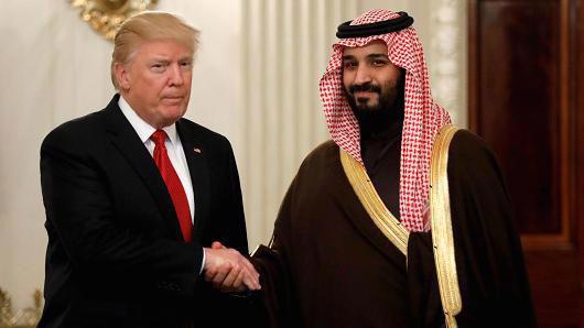 Tổng thống Mỹ Donald Trump (trái) và thái tử Mohammed bin Salman của Saudi Arabia trong cuộc gặp tại Nhà Trắng tháng 3/2017 - Ảnh: Reuters/CNBC.