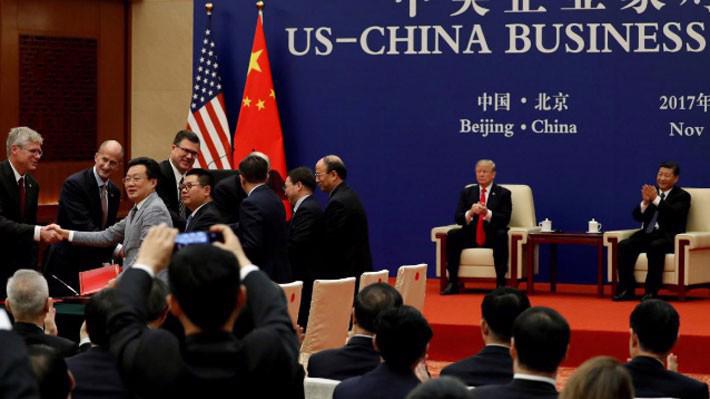 Tổng thống Mỹ Donald Trump và Chủ tịch Trung Quốc Tập Cận Bình tại một cuộc gặp với doanh nghiệp hai nước ở Bắc Kinh, tháng 11/2017  - Ảnh: Reuters.