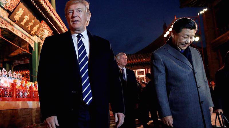 Tổng thống Mỹ Donald Trump (trái) và Chủ tịch Trung Quốc Tập Cận Bình trong chuyến thăm Bắc Kinh của ông Trump tháng 11/2017 - Ảnh: Reuters.