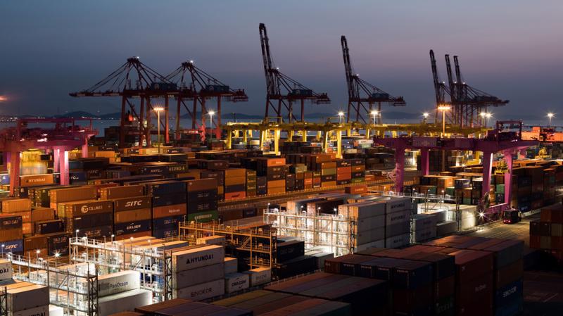 Những container hàng hóa tại một cảng biển ở Hàn Quốc - Ảnh: Bloomberg.