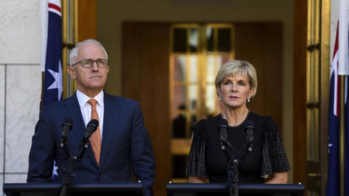 Thủ tướng Australia Malcolm Turnbull (trái) và Ngoại trưởng nước này Julie Bishop tại cuộc họp báo ở Canberra sáng 27/3 - Ảnh: Reuters.
