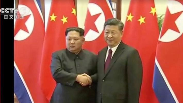 Nhà lãnh đạo Triều Tiên Kim Jong Un (trái) và Chủ tịch Trung Quốc Tập Cận Bình trong chuyến thăm Bắc Kinh của ông Kim Jong Un. Ảnh cắt từ bản tin ngày 28/3 của Truyền hình Trung ương Trung Quốc (CCTV) - Ảnh: Reuters.