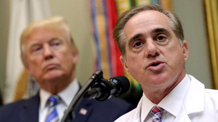 Bộ trưởng Bộ Các vấn đề cựu binh Mỹ David Shulkin phát biểu khi đứng gần Tổng thống Donald Trump trong một sự kiện ở Nhà Trắng, tháng 8/2017 - Ảnh: Reuters.