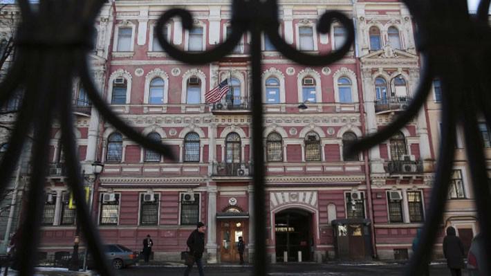 Lãnh sự quán Nga ở thành phố St. Petersburg, Nga, ngày 29/3 - Ảnh: Reuters.
