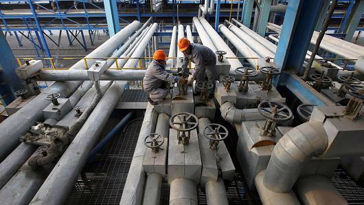 Bên trong một nhà máy lọc dầu của PetroChina ở thành phố Lan Châu, tỉnh Cam Túc, Trung Quốc - Ảnh: Reuters/CNBC.
