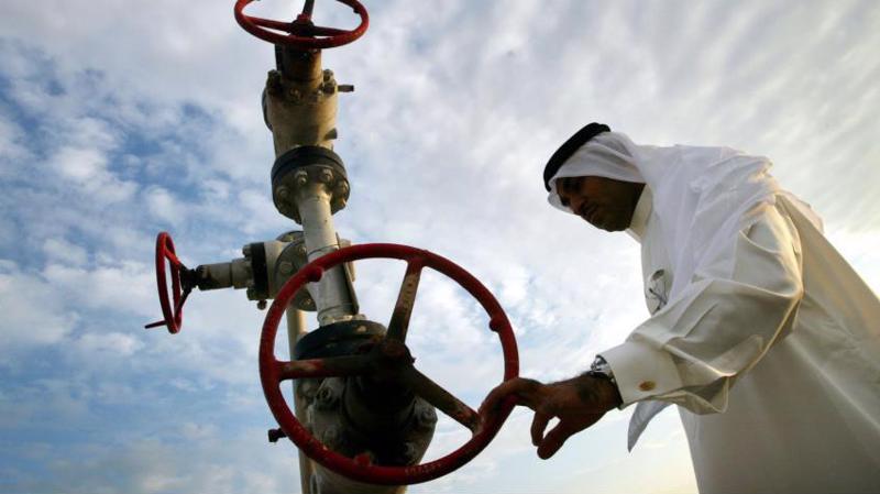 Bahrain hiện có hai mỏ dầu, một mỏ do nước này khai thác riêng và một mỏ khai thác chung với Saudi Arabia.