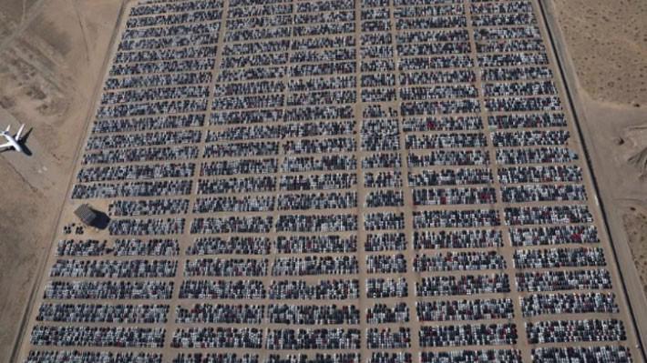 Bãi chứa xe mua lại của Volkswagen ở Victoville, California, Mỹ - Ảnh: Reuters.