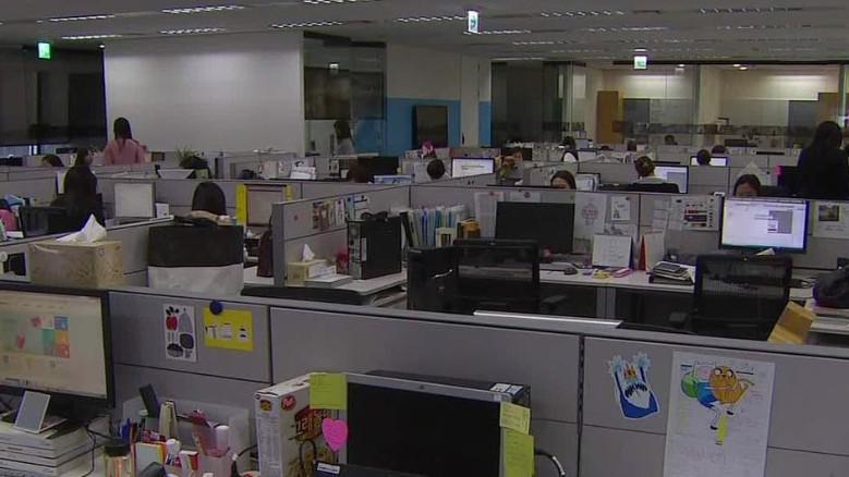 Làm việc quá giờ là một đặc trưng của Hàn Quốc, nơi người lao động thường bắt tay vào công việc từ sáng sớm và kết thúc rất muộn vào ban đêm - Ảnh: CNN.