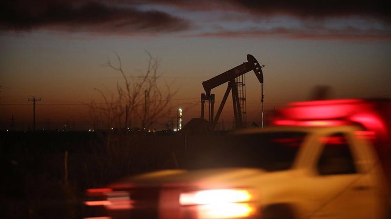 Máy bơm dầu đang hoạt động trên một mỏ dầu ở Andrew, Texas, Mỹ - Ảnh: Getty/Market Watch.