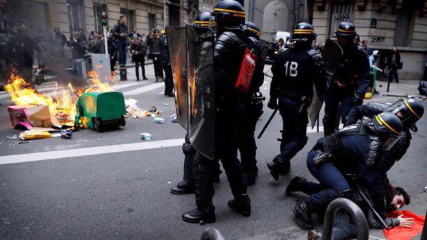 Cảnh sát chống bạo động Pháp đụng độ với người biểu tình phản đối cải tổ lao động ngành đường sắt trên đường phố Paris hôm 3/4 - Ảnh: EPA/BBC.