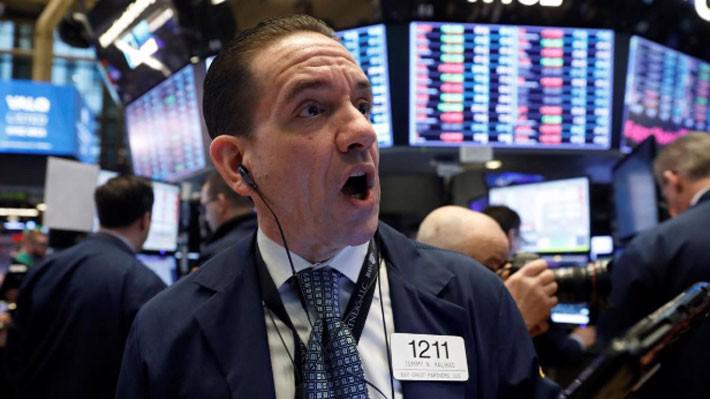 Phản ứng của một nhà giao dịch cổ phiếu trên sàn NYSE ở New York phiên ngày 4/4 - Ảnh: Reuters.