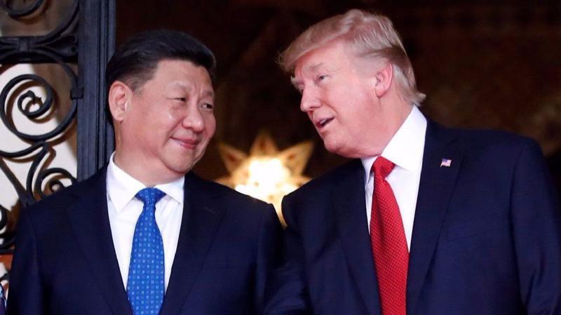 Chủ tịch Trung Quốc Tập Cận Bình (trái) và Tổng thống Mỹ Donald Trump trong cuộc gặp ở Florida, tháng 4/2017 - Ảnh: AP.