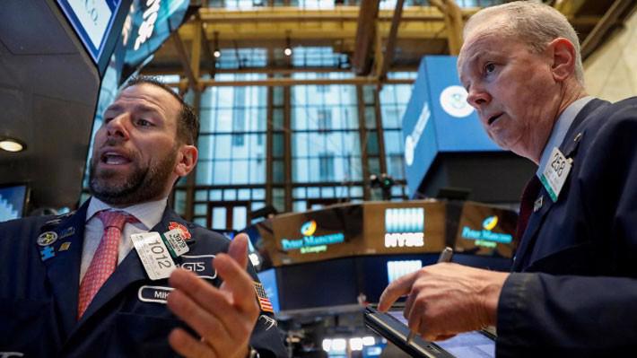 Các nhà giao dịch cổ phiếu trên sàn NYSE ở New York, Mỹ - Ảnh: Reuters.