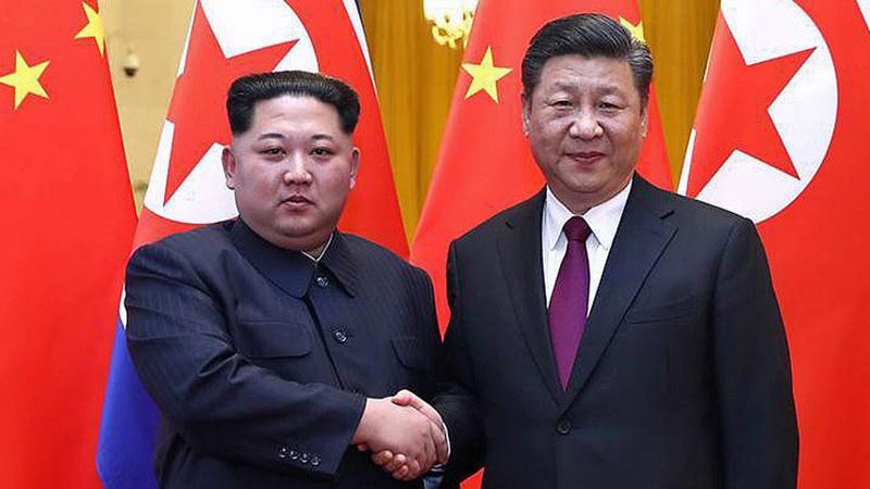 Nhà lãnh đạo Triều Tiên Kim Jong Un (trái) và Chủ tịch Trung Quốc Tập Cận Bình tại Bắc Kinh, tháng 3/2017 - Ảnh: Tân Hoa Xã/BI.
