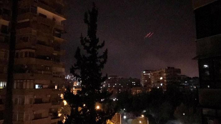 Pháo phòng không trên bầu trời Damascus vào sáng sớm ngày thứ Bảy theo giờ địa phương, khi lực lượng Mỹ, Anh và Pháp tấn công Syria - Ảnh: Reuters.