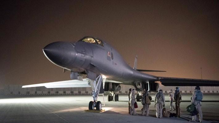 Một máy bay B1-B Lancer của không quân Mỹ và các phi công được triển khai cho cuộc không kích Syria hôm 14/4 - Ảnh: Reuters.