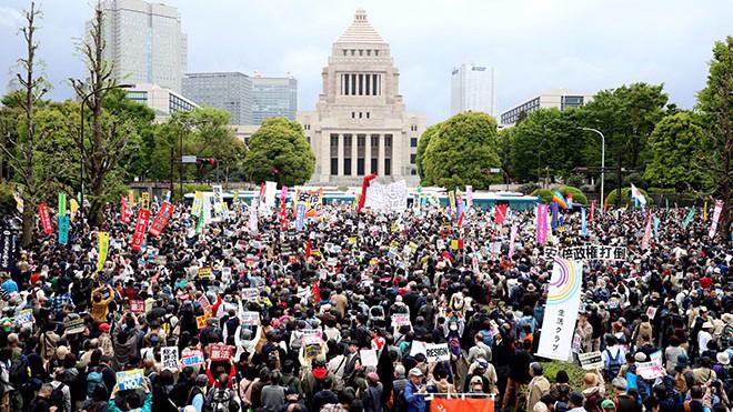 Biểu tình ở Tokyo hôm 14/4 kêu gọi Thủ tướng Nhật Bản Shinzo Abe từ chức - Ảnh: Asahi Shimbun.