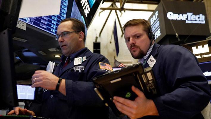 Hai nhà giao dịch cổ phiếu trên sàn NYSE ở New York, ngày 19/4 - Ảnh: Reuters.