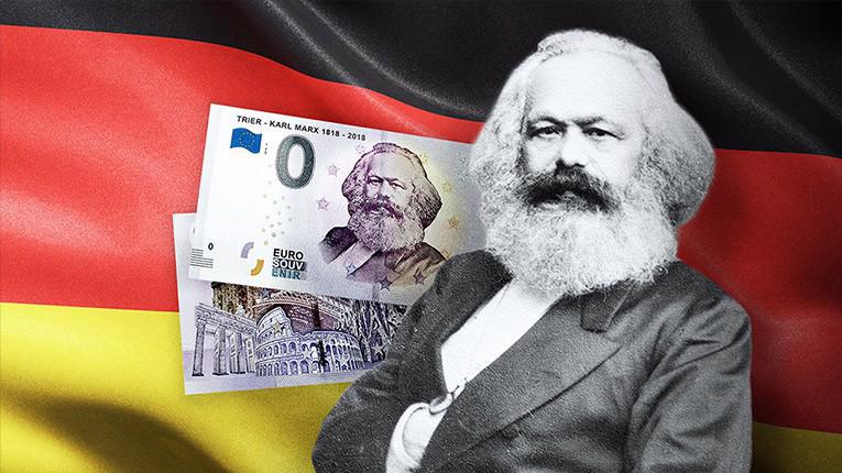 Ảnh Karl Marx bên đồng tiền lưu niệm in hình ông - Ảnh: CNN.