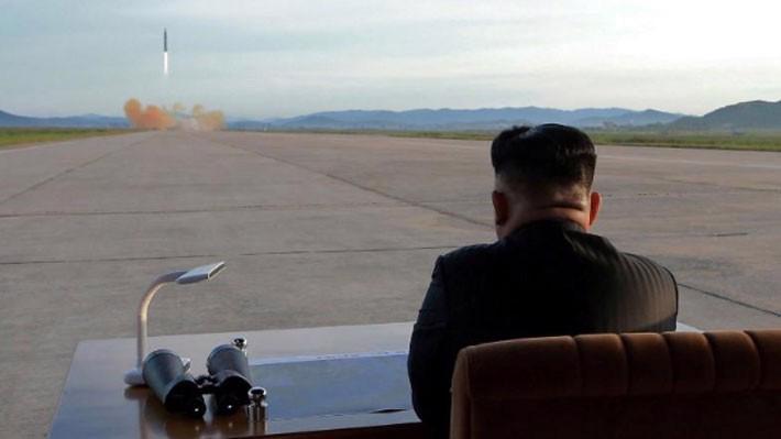 Nhà lãnh đạo Triều Tiên Kim Jong Un giám sát một vụ phóng tên lửa không rõ ngày. Ảnh do thông tấn trung ương Triều Tiên KCNA công bố tháng 9/2017 - Nguồn: Reuters/KCNA.