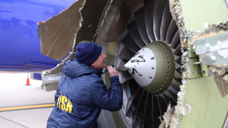 Một nhà điều tra của Mỹ đang xem xét động cơ bị nổ trên chiếc máy bay Boeing 737-700 của Southwest Airlines - Ảnh: NTSB/Bloomberg.