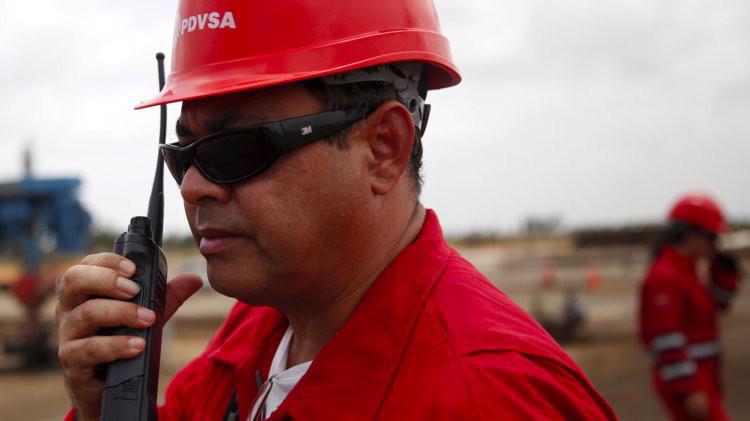 Công nhân làm việc tại một mỏ dầu ở Venezuela. Sản lượng dầu của nước này đang giảm mạnh do khủng hoảng kinh tế - Ảnh: Reuters.