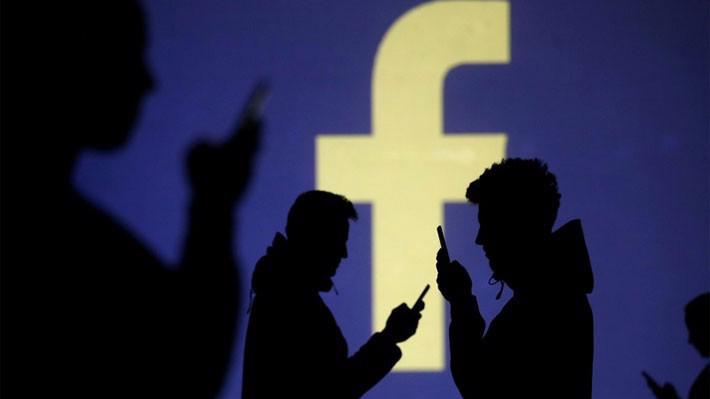 Hồi tháng 3, Facebook gây xôn xao dư luận khi thừa nhận đã để dữ liệu của 87 triệu người dùng rơi vào tay công ty tư vấn chính trị có tên Cambridge Analytica - Ảnh: Reuters.