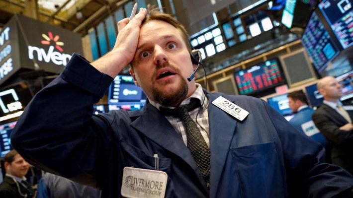 Một nhà giao dịch cổ phiếu trên sàn NYSE ở New York, Mỹ, ngày 1/5 - Ảnh: Reuters.
