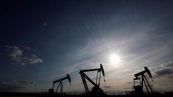 Phần lớn sự tăng giá dầu trong năm nay là nhờ nỗ lực hạn chế sản lượng của OPEC và Nga - Ảnh: Reuters.