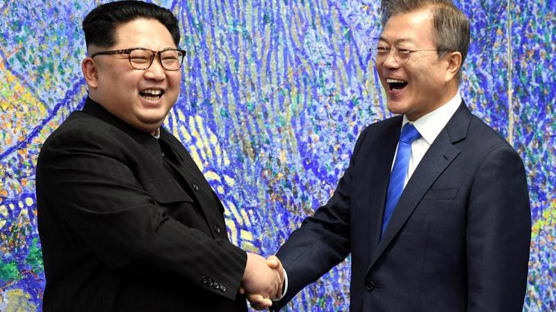 Nhà lãnh đạo Triều Tiên Kim Jong Un (trái) và Tổng thống Hàn Quốc Moon Jae-in trong cuộc gặp thượng đỉnh hôm 27/4 - Ảnh: Reuters.