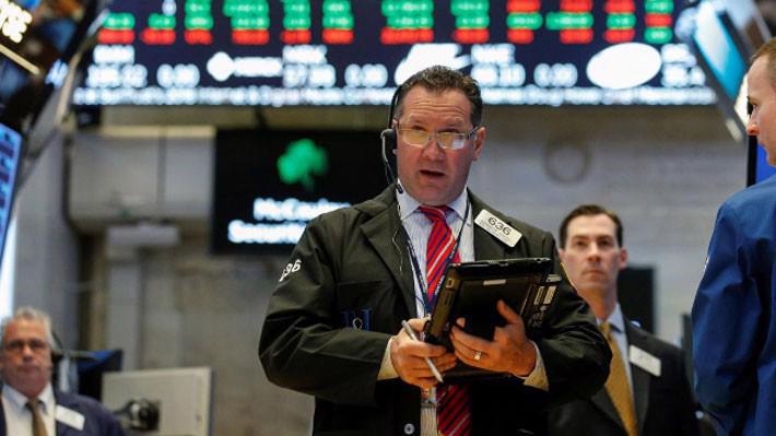 Các nhà giao dịch cổ phiếu trên sàn NYSE ở New York, Mỹ, ngày 2/5 - Ảnh: Reuters.