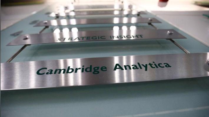 Bảng tên Cambridge Analytica tại tòa nhà văn phòng nơi công ty này đặt trụ sở ở London, tháng 3/2018 - Ảnh: Reuters.