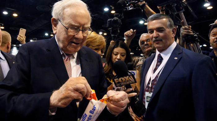 Ông Warren Buffett bóc một cây kem tại đại hội cổ đông thường niên tập đoàn Berkshire Hathaway hôm 6/5 - Ảnh: Financial Times.